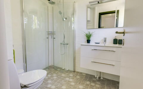 Enya - 600M from the Sea: Sol, Luminaire Plomberie, Salle De Bains, Design Intérieur, Sol, Armoire De Toilette, Toilette, Plomberie, Lavabo, Tuile