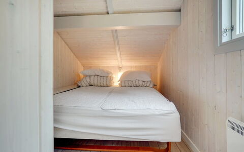 Selver - 250M from the Sea: Sol, Sol, Bois, Design Intérieur, Chambre, Plafond, Meubles, Pièce, Lit, Drap De Lit