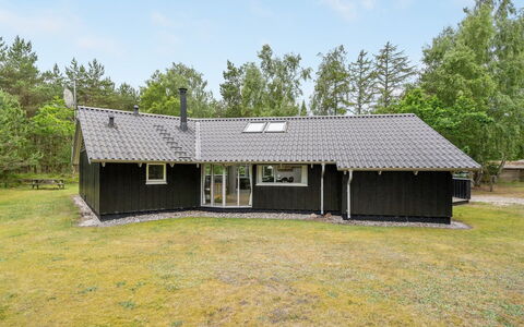 Selver - 250M from the Sea: Toit, Maison, Domicile, Chalet, Siding, Biens, Allée, Batiments Jardin, Cour, Cabanon