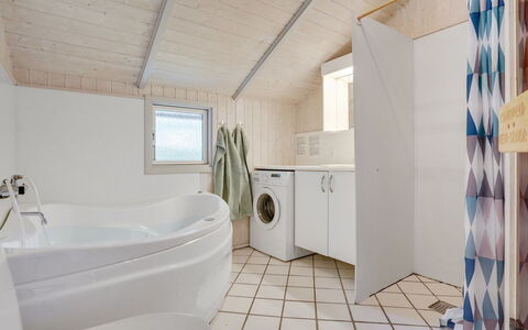 Selver - 250M from the Sea: Toit, Maison, Domicile, Chalet, Siding, Biens, Allée, Batiments Jardin, Cour, Cabanon