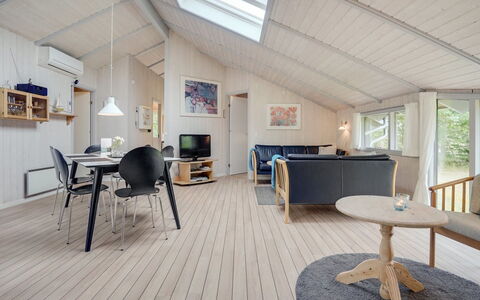Selver - 250M from the Sea: Toit, Maison, Domicile, Chalet, Siding, Biens, Allée, Batiments Jardin, Cour, Cabanon