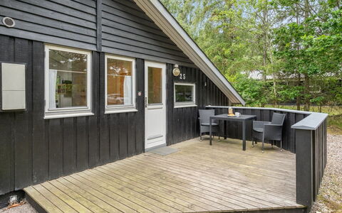 Selver - 250M from the Sea: Toit, Maison, Domicile, Chalet, Siding, Biens, Allée, Batiments Jardin, Cour, Cabanon