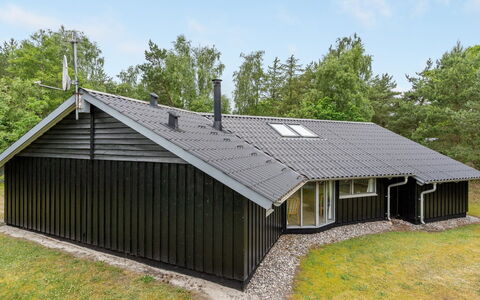 Selver - 250M from the Sea: Toit, Maison, Domicile, Chalet, Siding, Biens, Allée, Batiments Jardin, Cour, Cabanon