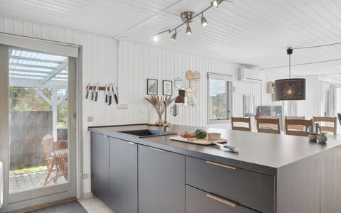 Tarja - 150M from the Sea: Cuisine, Bois, Sol, Comptoir, Design Intérieur, Sol, Meubles, Plafond, Cabinetry, Appareil De Cuisine