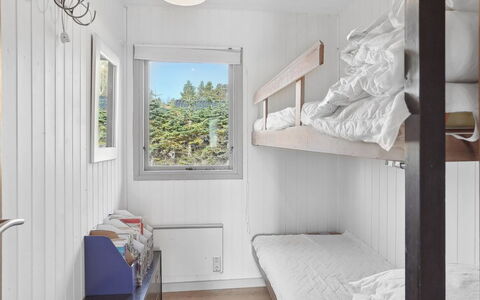 Tarja - 150M from the Sea: Bois, Chambre, Sol, Domicile, Lit, Plafond, Cadre De Lit, Literie, Lit Superposé, Drap De Lit