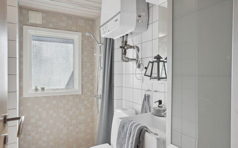 Tarja - 150M from the Sea: Mur, Salle De Bains, Luminaire Plomberie, Design Intérieur, Sol, Sol, Toilette, Plomberie, Pièce, Évier