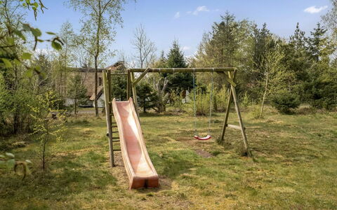 Tarja - 150M from the Sea: Bois, Toboggan, Équipement Extérieur Play, Jardin, Chute, Arrière-Cour, Pelouse, Aménagement Paysager, Cour, Ombre