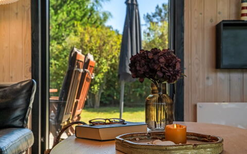 Litle - 600M from the Sea: Meubles, Tache De Bois, Chaise, Dur, Table Basse, Batiments Jardin, Eco Hôtel, Plante D'Appartement, Salon, Vernis