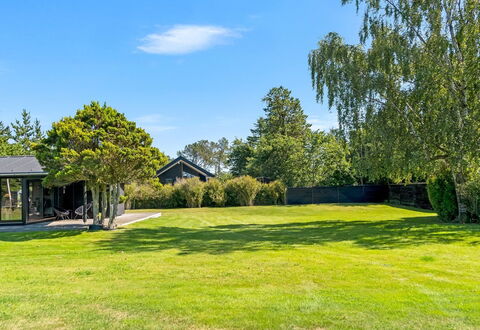 Litle - 600M from the Sea: Vert, Herbe, Arbuste, Lot Terre, Jardin, Pelouse, Ombre, Couverture De Sol, Aménagement Paysager, Biens