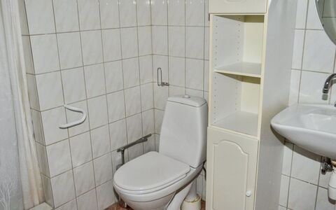 Raya - 250M from the Sea: Siège De Toilette, Salle De Bains, Luminaire Plomberie, Lavabo, Sol, Toilette, Sol, Évier, Design Intérieur, Plomberie