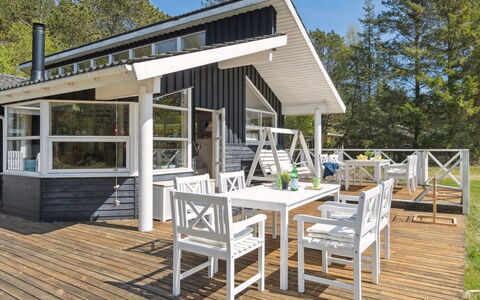 Petri - 500M from the Sea: Chalet, Domicile, Maison, Toit, Porche, Biens, Siding, Batiments Jardin, Ferme, Cour