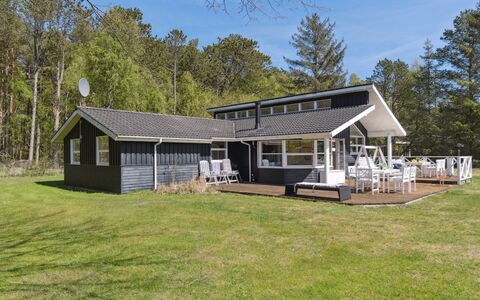 Petri - 500M from the Sea: Chalet, Domicile, Maison, Toit, Porche, Biens, Siding, Batiments Jardin, Ferme, Cour