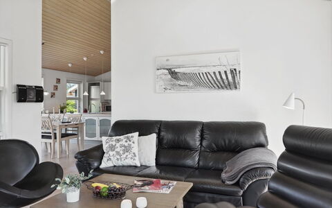 Bertram - 1.9Km from the Sea: Meubles, Canapé, Design Intérieur, Salon, Plafond, Sol, Domicile, Pièce, Éclairage, Sol