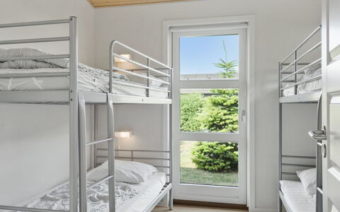 Bertram - 1.9Km from the Sea: Lit Superposé, Sol, Dortoir, Hôtel, Dur, Tache De Bois, Lit, Chambre, Cadre De Lit, Literie