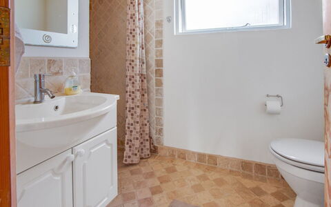 Svend - 1.5Km from the Sea: Salle De Bains, Lavabo, Luminaire Plomberie, Sol, Sol, Mur, Toilette, Siège De Toilette, Évier, Design Intérieur