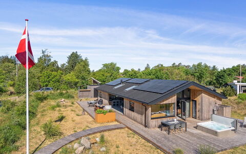 Anderson - from the Sea: Toit, Maison, Domicile, Chalet, Siding, Biens, Allée, Batiments Jardin, Cour, Cabanon