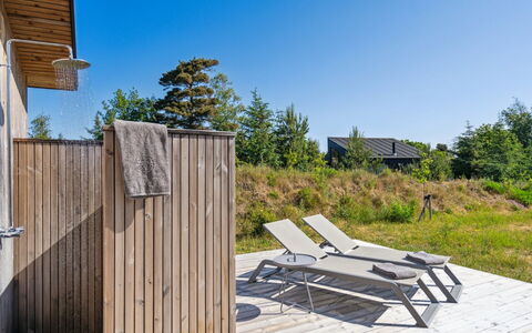 Anderson - from the Sea: Toit, Maison, Domicile, Chalet, Siding, Biens, Allée, Batiments Jardin, Cour, Cabanon
