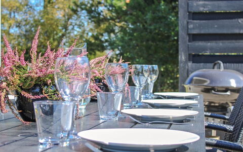 Swavi - from the Sea: Meubles, Vaisselle, Table, Drinkware, Tableau De Plein Air, Mobilier De Jardin, Serveware, Chaise, Vaisselle, Nappe De Table