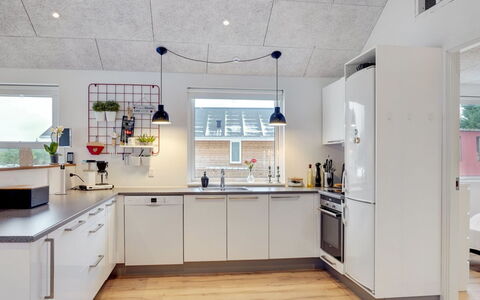 Jurien - 450M from the Sea: Cuisine, Comptoir, Design Intérieur, Luminaire, Appareil De Cuisine, Plafond, Sol, Meubles, Principaux Appliance, Cabinetry