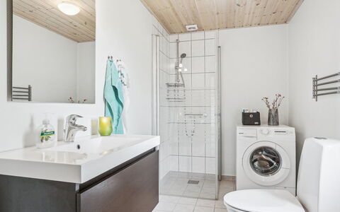 Rayla - 150M from the Sea: Design Intérieur, Sol, Luminaire Plomberie, Sol, Évier, Plafond, Armoire De Toilette, Robinet, Salle De Bains, Comptoir
