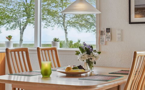 Rayla - 150M from the Sea: Meubles, Bois, Sol, Design Intérieur, Sol, Table, Luminaire, Plafond, Salle À Manger, Table Cuisine Et Salle A Manger