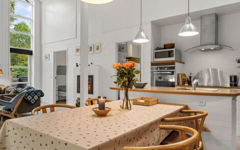 Berta - 300M from the Sea: Meubles, Design Intérieur, Sol, Luminaire, Chaise, Cuisine, Bois, Plafond, Sol, Salle À Manger