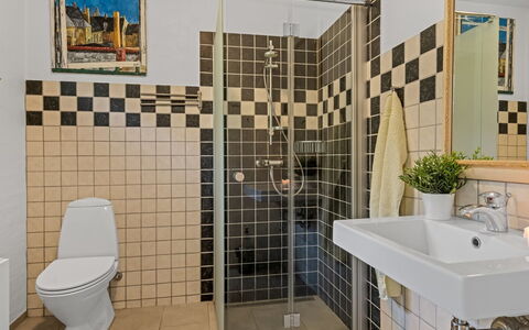 Berta - 300M from the Sea: Siège De Toilette, Luminaire Plomberie, Sol, Salle De Bains, Toilette, Sol, Design Intérieur, Plomberie, Tuile