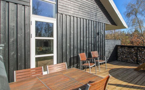 Berta - 300M from the Sea: Bois, Toit, Maison, Chalet, Porte, Domicile, Siding, Lot Terre, Batiments Jardin, Cabanon