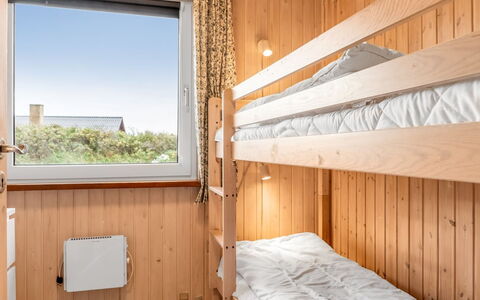 Raadengaard - 400M from the Sea: Bois, Chambre, Design Intérieur, Lit, Tache De Bois, Sol, Lit Superposé, Dur, Dortoir, Literie