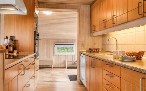 Raadengaard - 400M from the Sea: Cuisine, Comptoir, Bois, Sol, Appareil De Cuisine, Design Intérieur, Evier, Principaux Appliance, Cabinetry, Sol
