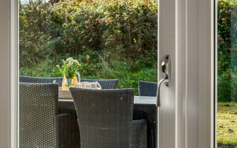 Raadengaard - 400M from the Sea: Meubles, Chaise, Mobilier De Jardin, Tableau De Plein Air, Table Cuisine Et Salle A Manger, Ombre, Eco Hôtel, Patio, Verre, Porche