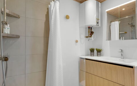 Aatu - 360M from the Sea: Sol, Design Intérieur, Mur, Luminaire Plomberie, Sol, Bois, Lavabo, Armoire De Toilette, Salle De Bains, Évier