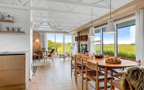 Aatu - 360M from the Sea: Meubles, Bois, Table Cuisine Et Salle A Manger, Design Intérieur, Table, Plafond, Chaise, Sol, Salle À Manger, Sol
