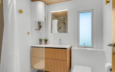 Aatu - 360M from the Sea: Luminaire Plomberie, Lavabo, Sol, Design Intérieur, Bois, Évier, Sol, Armoire De Toilette, Salle De Bains, Robinet