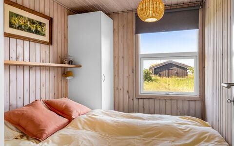 Aatu - 360M from the Sea: Bois, Chambre, Lit, Domicile, Tache De Bois, Dur, Drap De Lit, Literie, Cadre De Lit, Planche