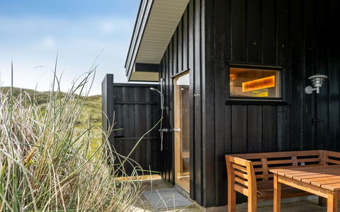 Aatu - 360M from the Sea: Toit, Maison, Domicile, Chalet, Siding, Biens, Allée, Batiments Jardin, Cour, Cabanon