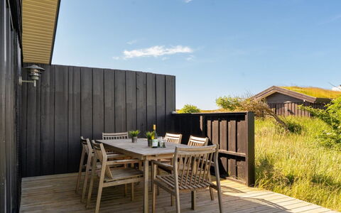 Aatu - 360M from the Sea: Toit, Maison, Domicile, Chalet, Siding, Biens, Allée, Batiments Jardin, Cour, Cabanon