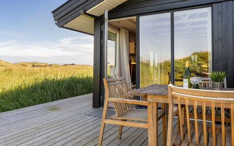 Aatu - 360M from the Sea: Toit, Maison, Domicile, Chalet, Siding, Biens, Allée, Batiments Jardin, Cour, Cabanon