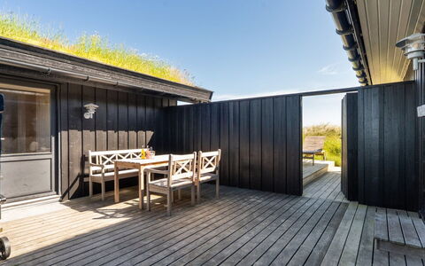 Aatu - 360M from the Sea: Toit, Maison, Domicile, Chalet, Siding, Biens, Allée, Batiments Jardin, Cour, Cabanon