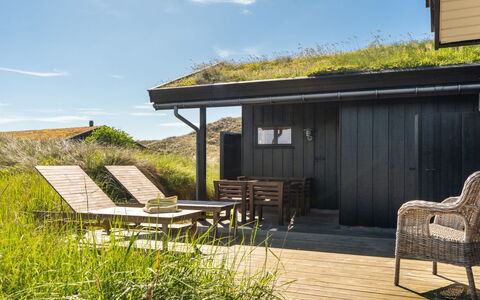Aatu - 360M from the Sea: Toit, Maison, Domicile, Chalet, Siding, Biens, Allée, Batiments Jardin, Cour, Cabanon