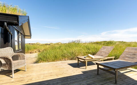 Aatu - 360M from the Sea: Toit, Maison, Domicile, Chalet, Siding, Biens, Allée, Batiments Jardin, Cour, Cabanon