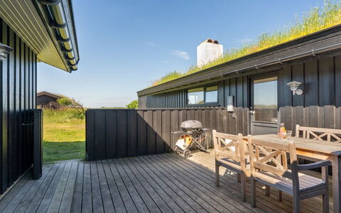 Aatu - 360M from the Sea: Toit, Maison, Domicile, Chalet, Siding, Biens, Allée, Batiments Jardin, Cour, Cabanon