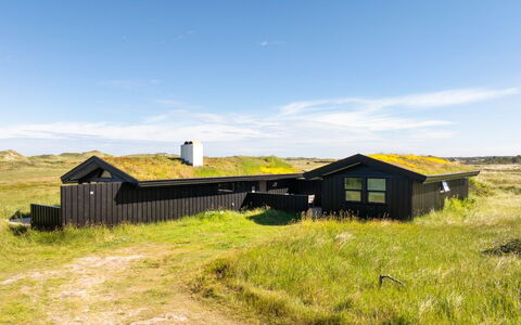 Aatu - 360M from the Sea: Toit, Maison, Domicile, Chalet, Siding, Biens, Allée, Batiments Jardin, Cour, Cabanon