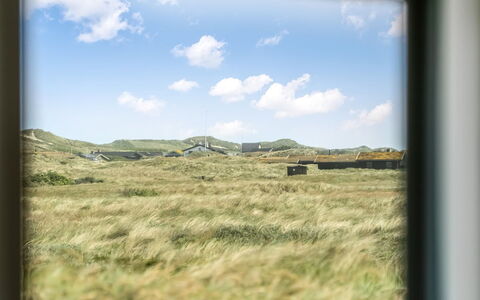 Aatu - 360M from the Sea: Toit, Chalet, Domicile, Ombre, Siding, Ferme, Porche, Structure En Plein Air, Batiments Jardin