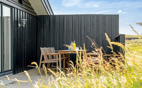 Aatu - 360M from the Sea: Toit, Chalet, Domicile, Ombre, Siding, Ferme, Porche, Structure En Plein Air, Batiments Jardin