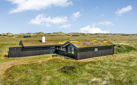Aatu - 360M from the Sea: Toit, Chalet, Domicile, Ombre, Siding, Ferme, Porche, Structure En Plein Air, Batiments Jardin