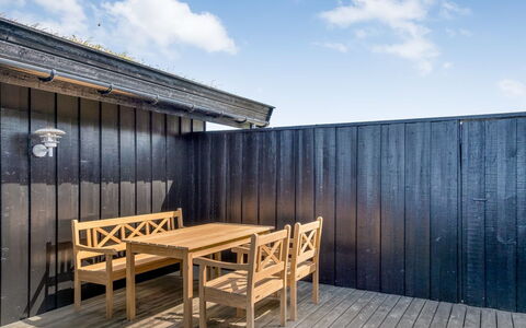 Aatu - 360M from the Sea: Toit, Chalet, Domicile, Ombre, Siding, Ferme, Porche, Structure En Plein Air, Batiments Jardin