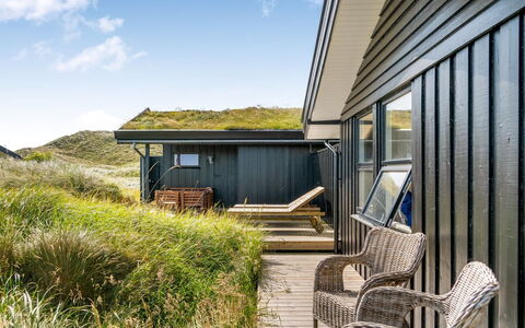 Aatu - 360M from the Sea: Toit, Chalet, Domicile, Ombre, Siding, Ferme, Porche, Structure En Plein Air, Batiments Jardin