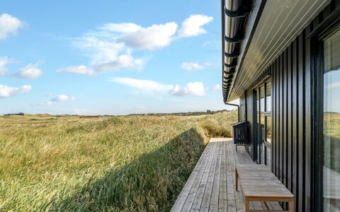 Aatu - 360M from the Sea: Toit, Chalet, Domicile, Ombre, Siding, Ferme, Porche, Structure En Plein Air, Batiments Jardin