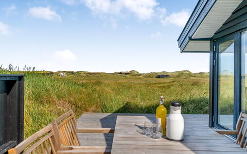 Aatu - 360M from the Sea: Toit, Chalet, Domicile, Ombre, Siding, Ferme, Porche, Structure En Plein Air, Batiments Jardin